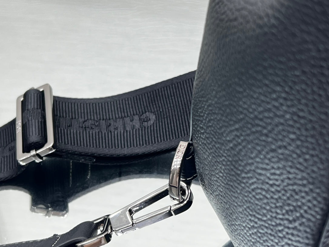 GALLOP SLING BAG 27 IN SCHWARZEM KALBSLEDER