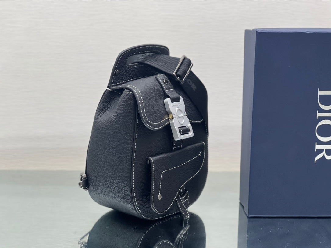 GALLOP SLING BAG 27 IN SCHWARZEM KALBSLEDER