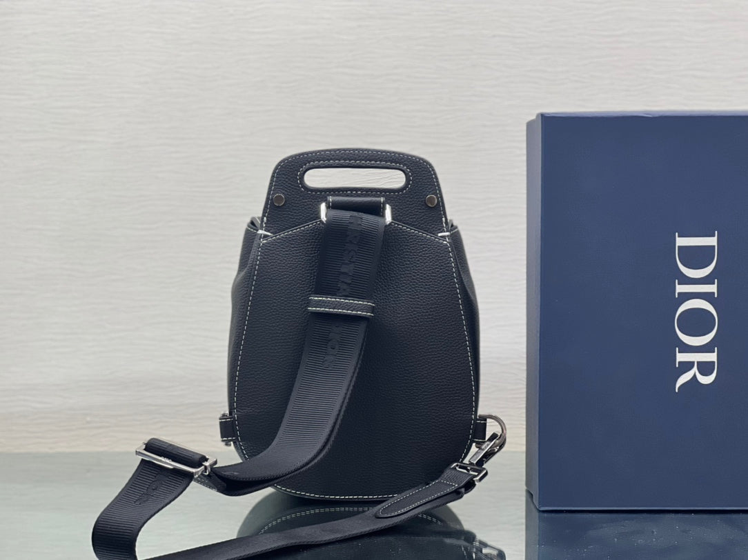 GALLOP SLING BAG 27 IN SCHWARZEM KALBSLEDER