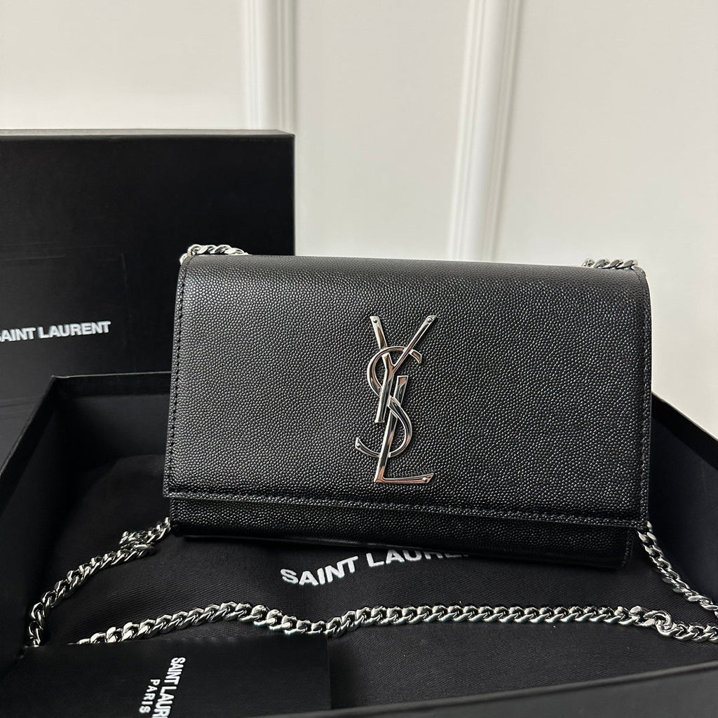 KATE 20 SMALL IN SCHWARZEM KALBSLEDER MIT SILBERNEN LOGO