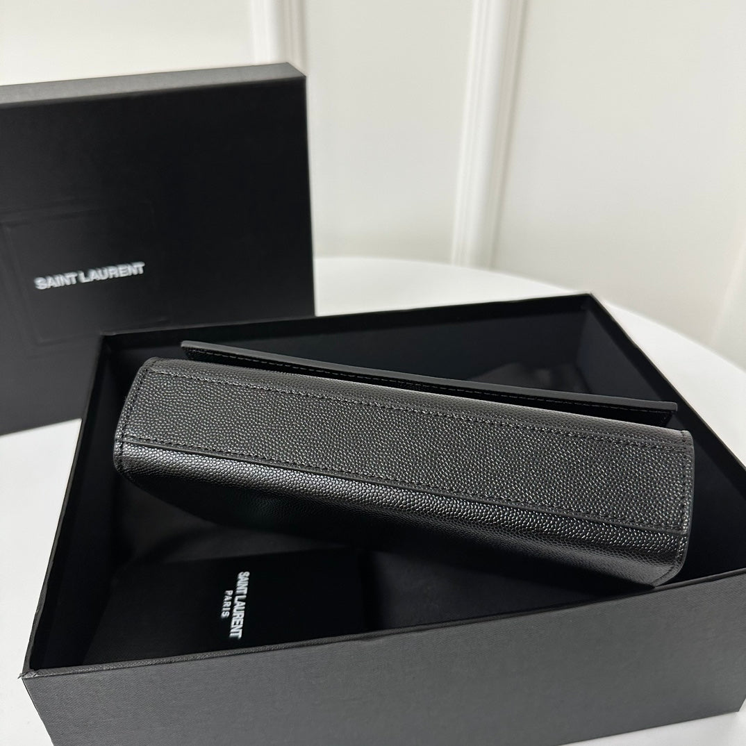 KATE 20 SMALL IN SCHWARZEM KALBSLEDER MIT SILBERNEN LOGO