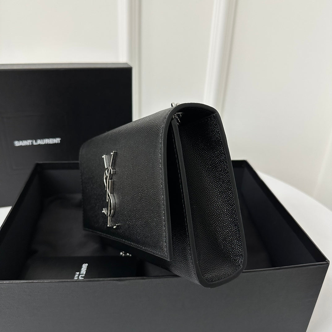 KATE 20 SMALL IN SCHWARZEM KALBSLEDER MIT SILBERNEN LOGO