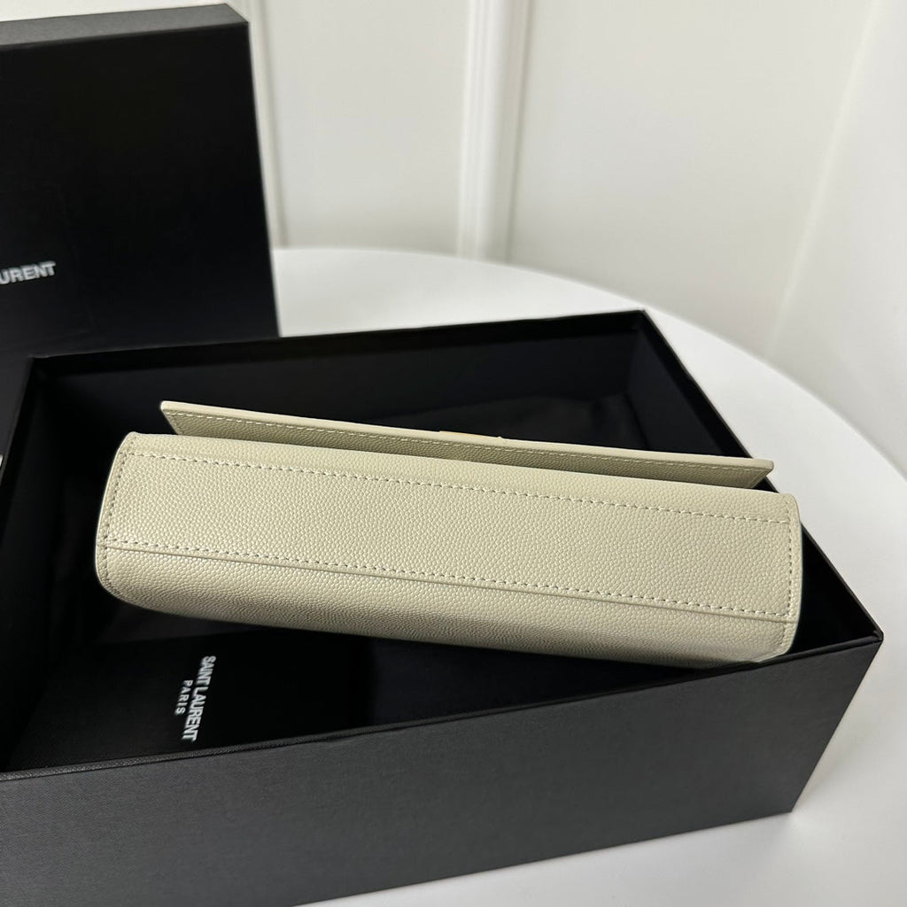 KATE 20 SMALL IN WEISSEM KALBSLEDER MIT GOLDENEM LOGO