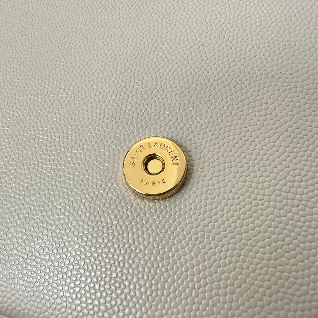 KATE 20 SMALL IN WEISSEM KALBSLEDER MIT GOLDENEM LOGO