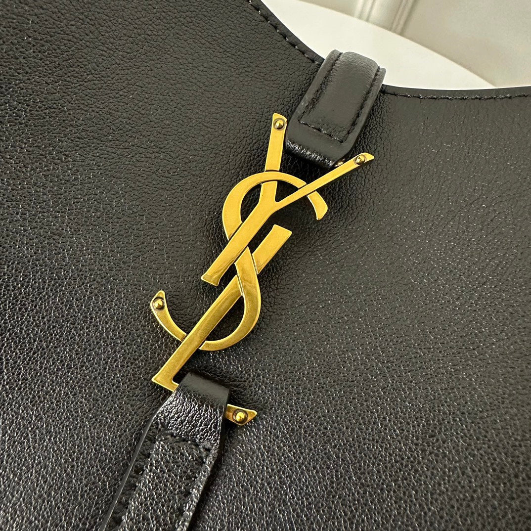 LE 5 À 7 HANDTASCHE 22 AUS SCHWARZEM KALBSLEDER