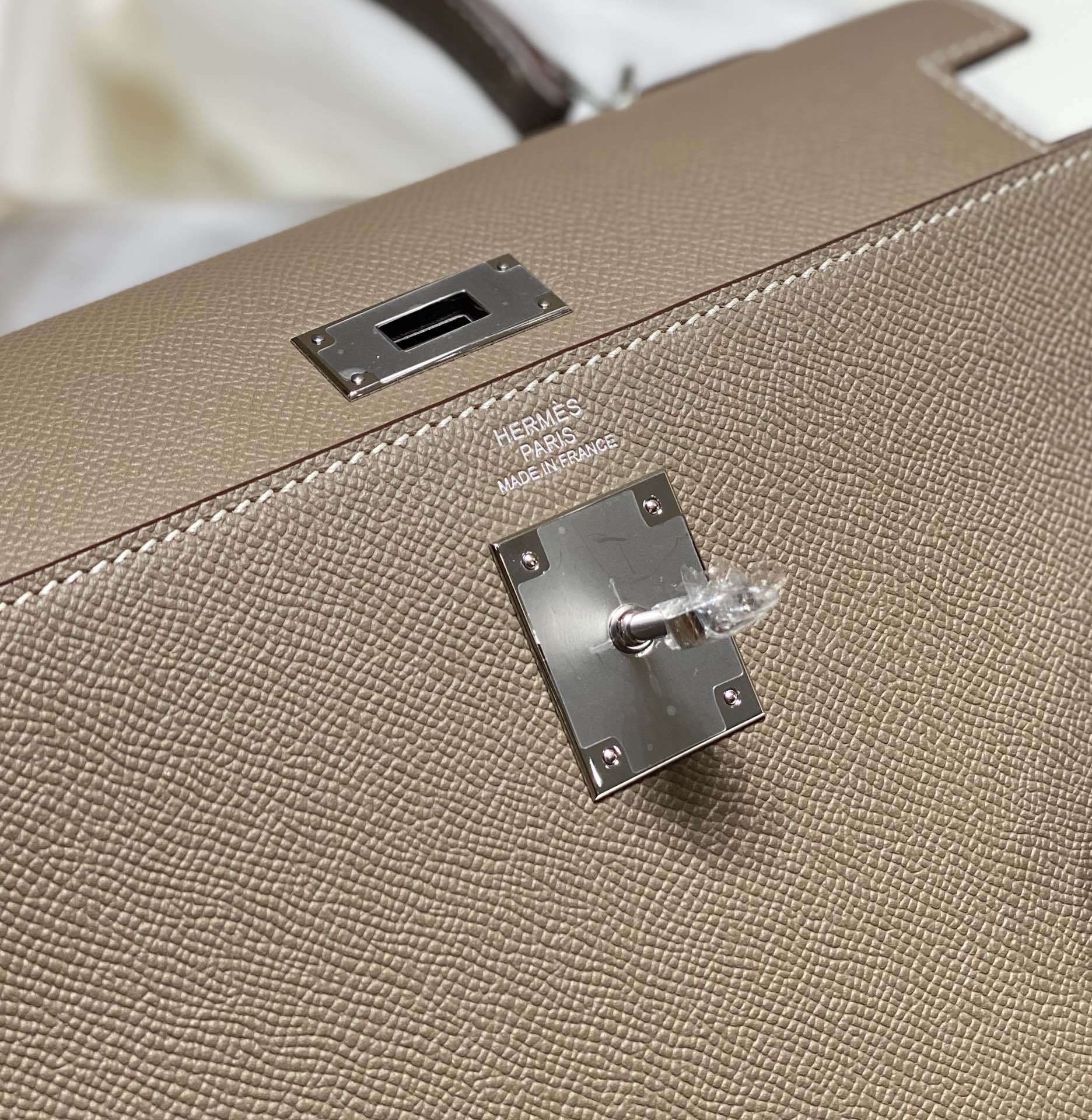 KELLY 28CM IN ETOUPE EPSOM CALFSKIN GOLD HARDWARE