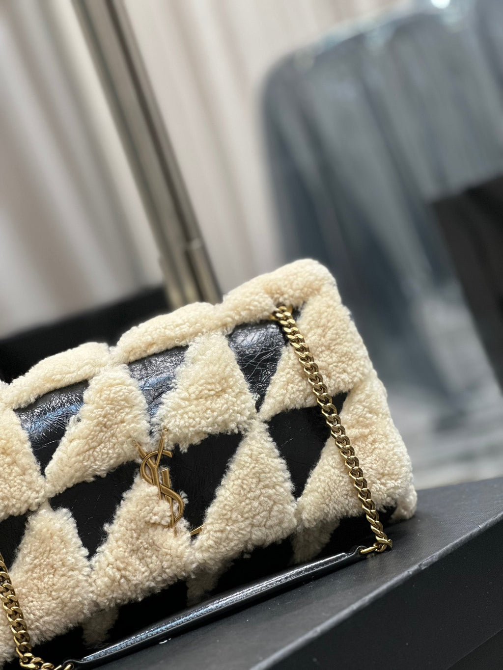 JAMIE TASCHE 25 IN SCHWARZ KALBSLEDER-MIX BEIGE LAMMFUTTER GOLDENE BESCHLÄGE