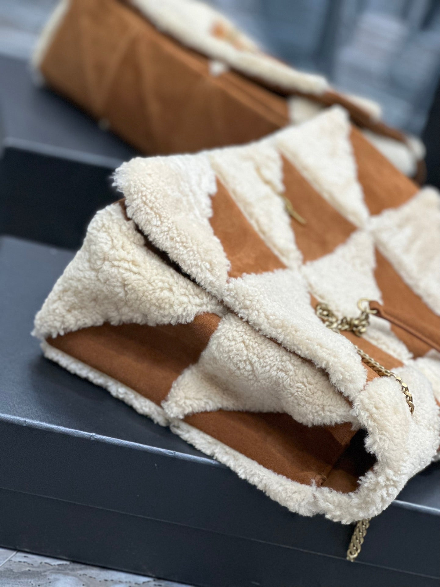 JAMIE 4.3 GROSSE TASCHE 38 IN BRAUN WILDLEDER-MIX BEIGE LAMMFUTTER GOLDENE BESCHLÄGE