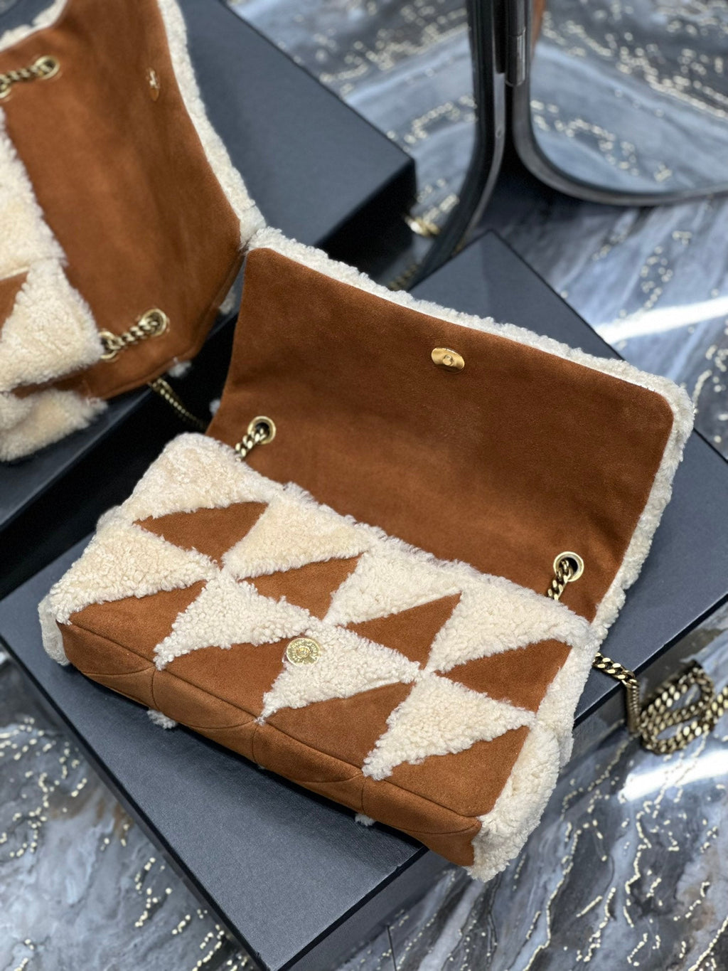 JAMIE TASCHE 25 IN BRAUNEM WILDLEDER-MIX BEIGE LAMMFUTTER GOLDENE BESCHLÄGE