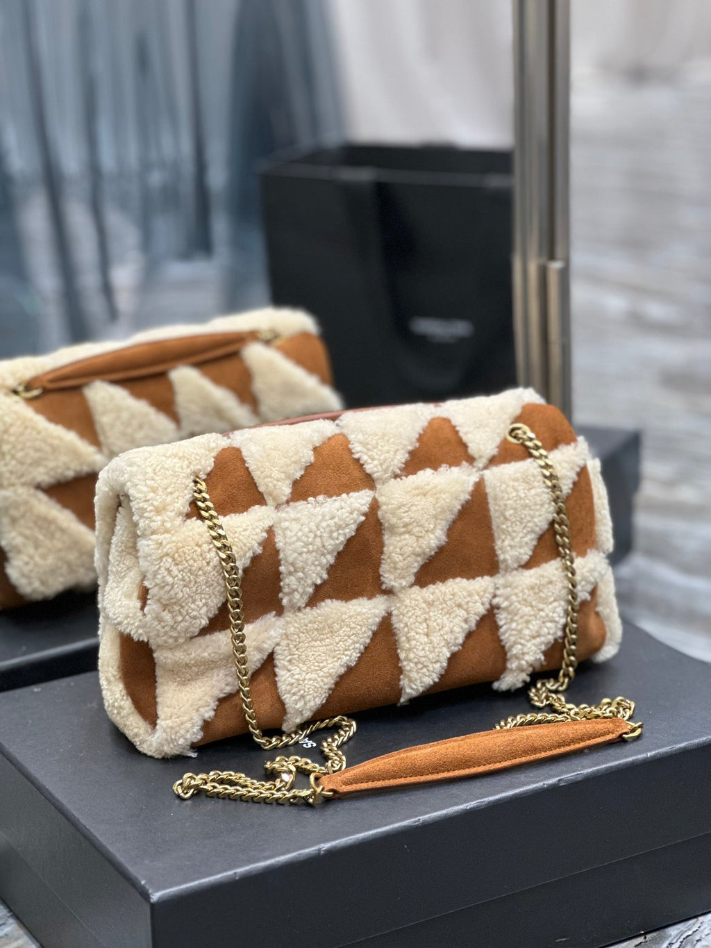 JAMIE TASCHE 25 IN BRAUNEM WILDLEDER-MIX BEIGE LAMMFUTTER GOLDENE BESCHLÄGE