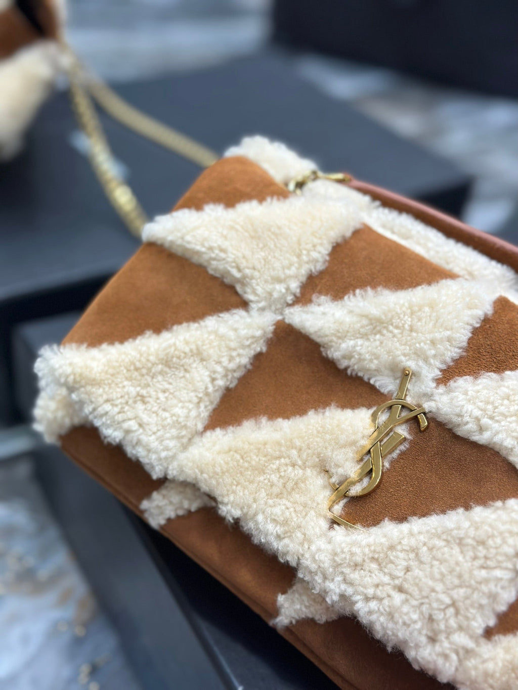 JAMIE TASCHE 25 IN BRAUNEM WILDLEDER-MIX BEIGE LAMMFUTTER GOLDENE BESCHLÄGE