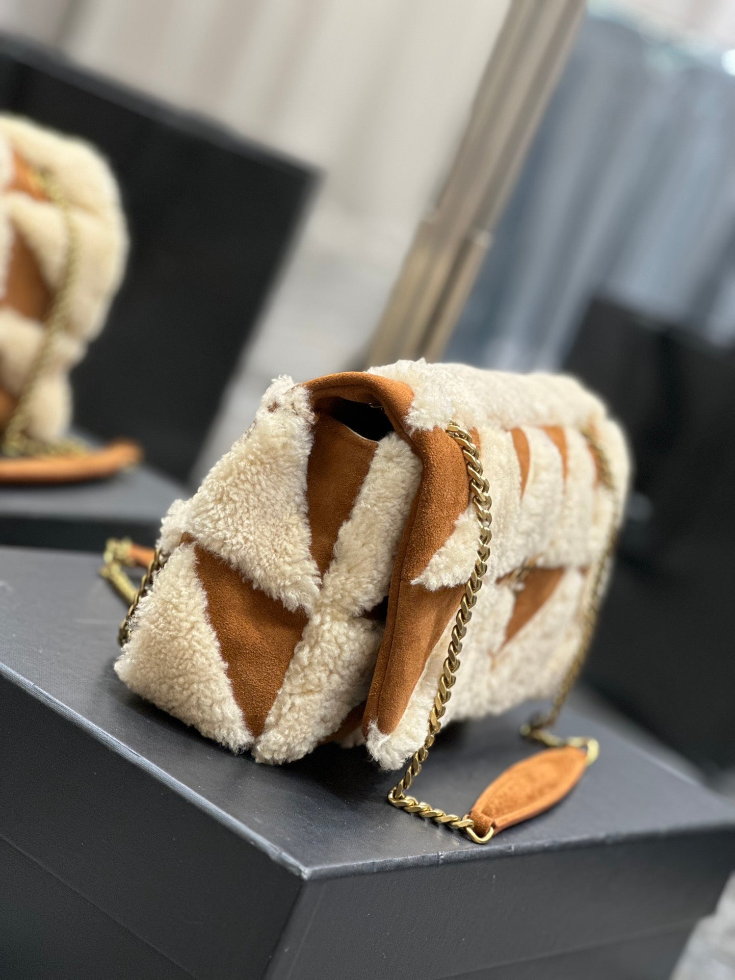 JAMIE TASCHE 25 IN BRAUNEM WILDLEDER-MIX BEIGE LAMMFUTTER GOLDENE BESCHLÄGE