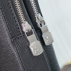 AVENUE SLINGBAG 31 IN SCHWARZEM TAIGA-LEDER