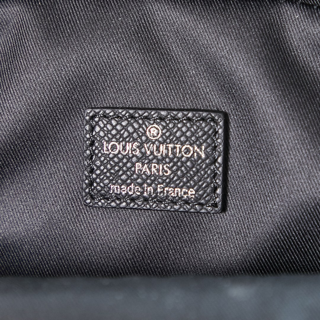 AVENUE SLINGBAG 31 IN SCHWARZEM TAIGA-LEDER