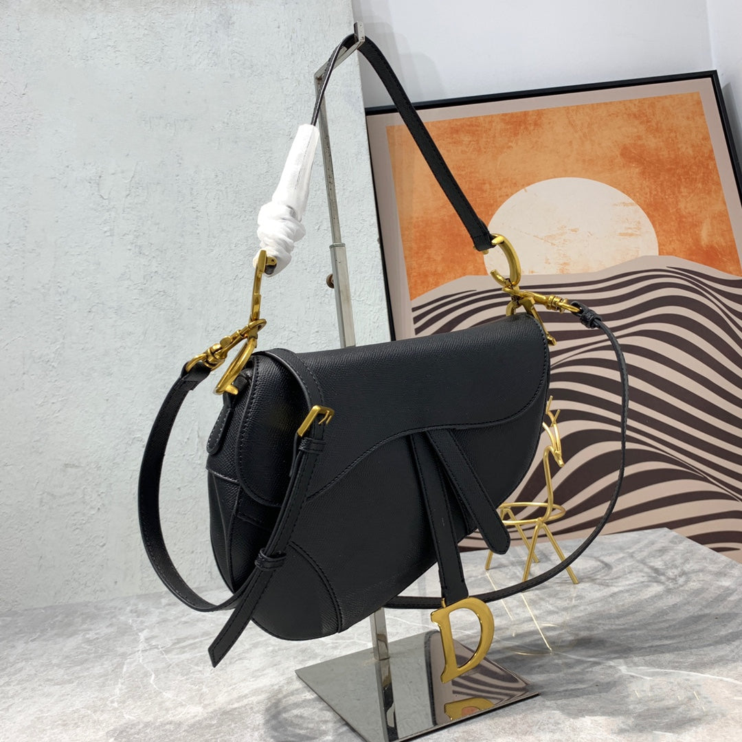 CD-Satteltaschenriemen aus warmem, taupefarbenem, genarbtem schwarzem Kalbsleder