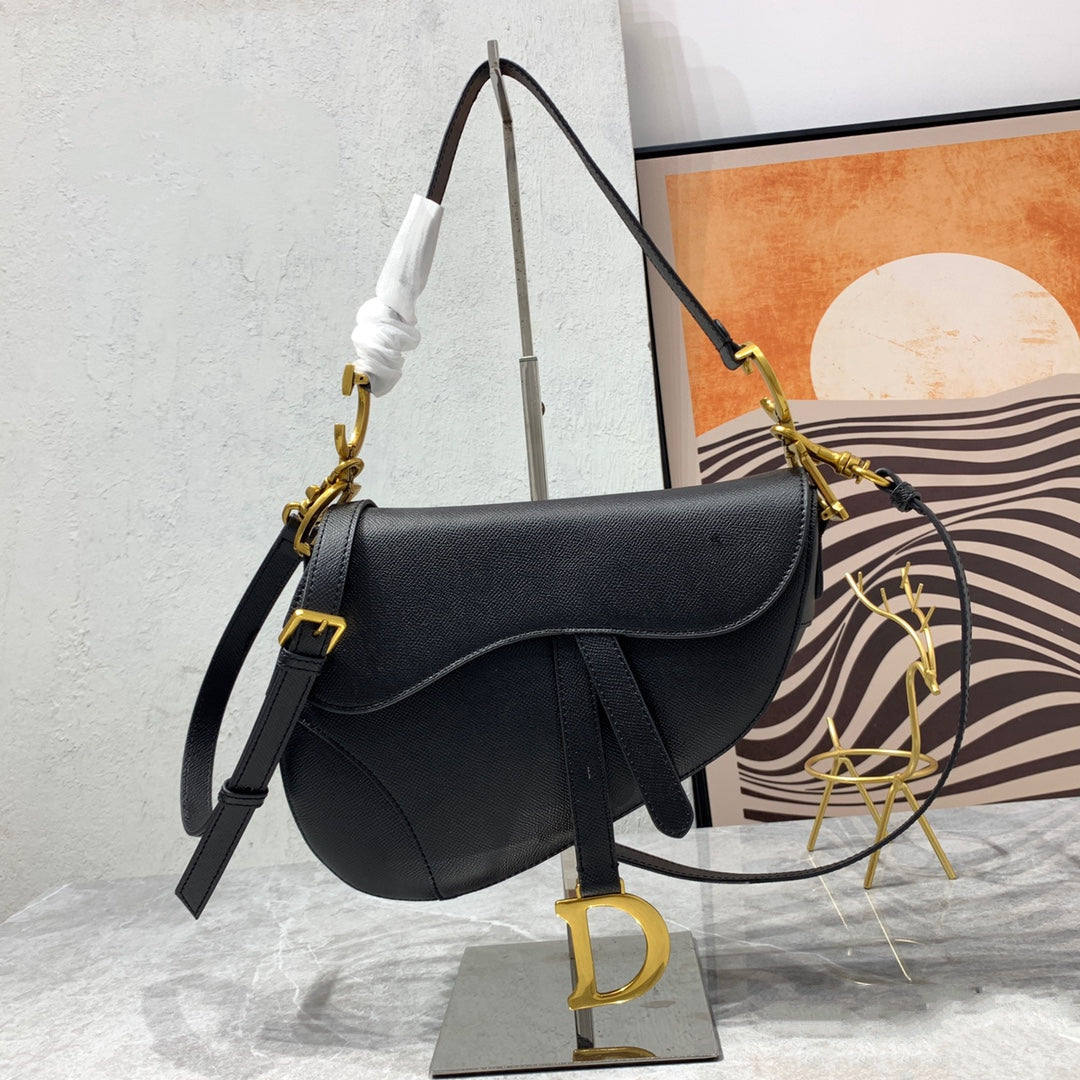 CD-Satteltaschenriemen aus warmem, taupefarbenem, genarbtem schwarzem Kalbsleder