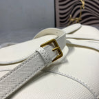 CD-Satteltaschenriemen aus warmem, taupefarbenem, genarbtem, weißem Kalbsleder