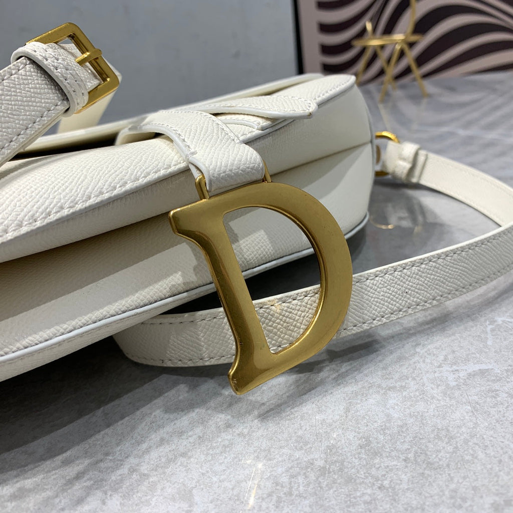 CD-Satteltaschenriemen aus warmem, taupefarbenem, genarbtem, weißem Kalbsleder