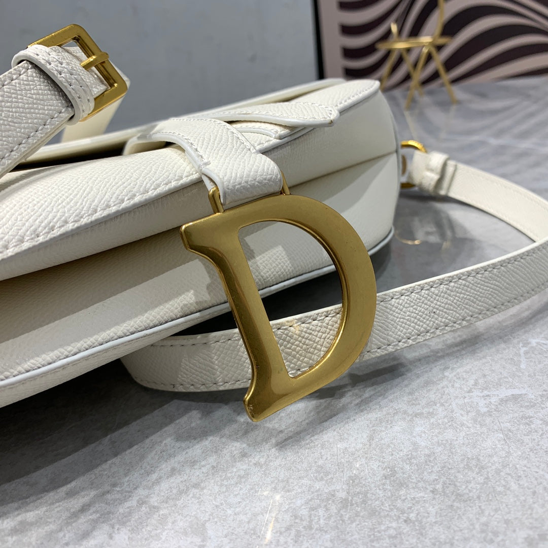 CD-Satteltaschenriemen aus warmem, taupefarbenem, genarbtem, weißem Kalbsleder