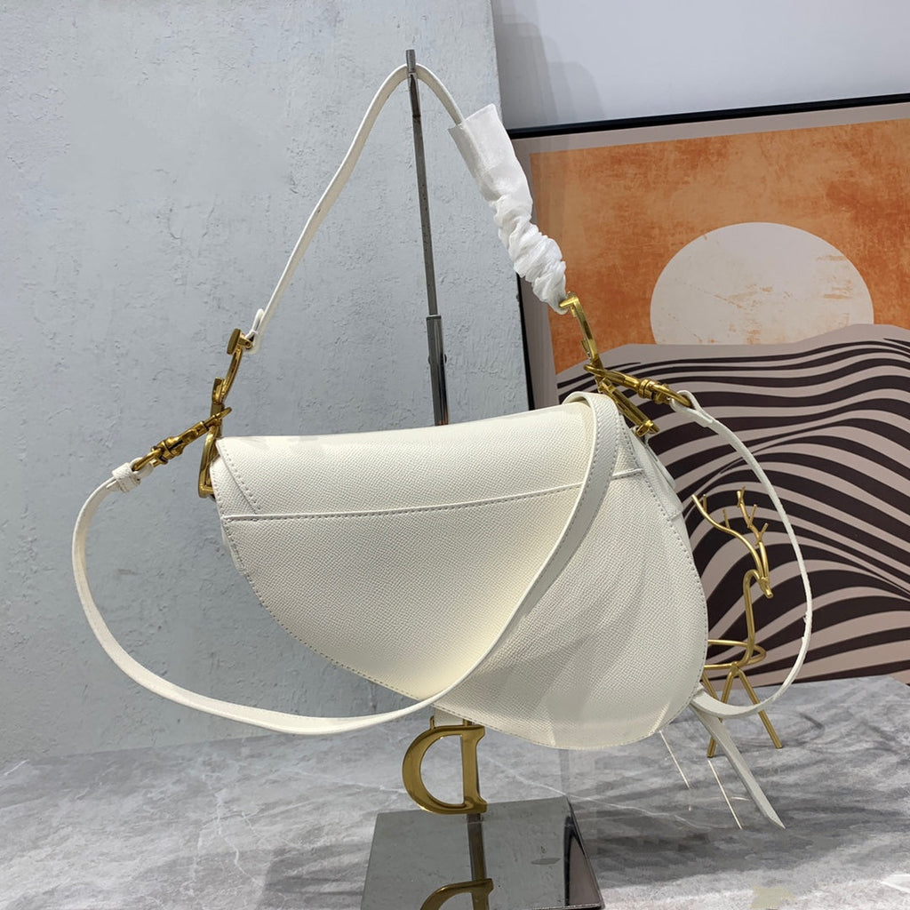 CD-Satteltaschenriemen aus warmem, taupefarbenem, genarbtem, weißem Kalbsleder