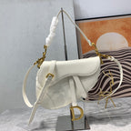 CD-Satteltaschenriemen aus warmem, taupefarbenem, genarbtem, weißem Kalbsleder