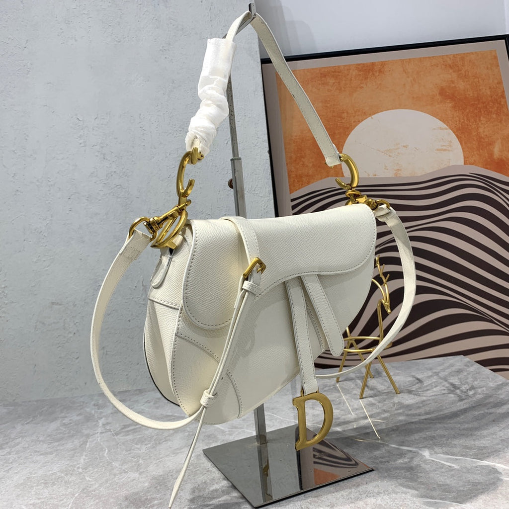 CD-Satteltaschenriemen aus warmem, taupefarbenem, genarbtem, weißem Kalbsleder