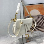 CD-Satteltaschenriemen aus warmem, taupefarbenem, genarbtem, weißem Kalbsleder