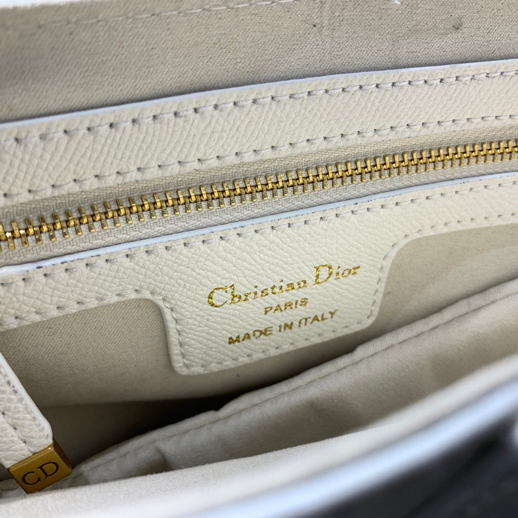 CD-Satteltaschenriemen aus warmem, taupefarbenem, genarbtem, weißem Kalbsleder