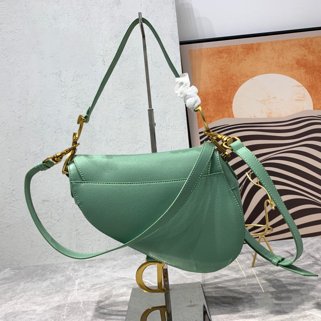 CD-Satteltaschenriemen aus warmem, taupefarbenem, genarbtem, grünem Kalbsleder