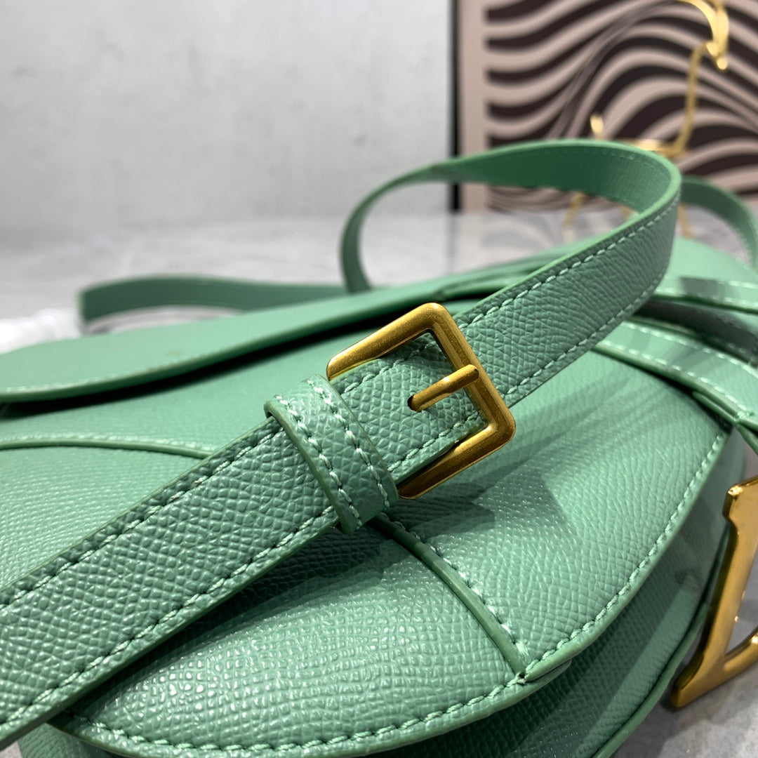 CD-Satteltaschenriemen aus warmem, taupefarbenem, genarbtem, grünem Kalbsleder