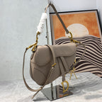 CD-Satteltaschenriemen aus warmem, taupefarbenem, genarbtem braunem Kalbsleder