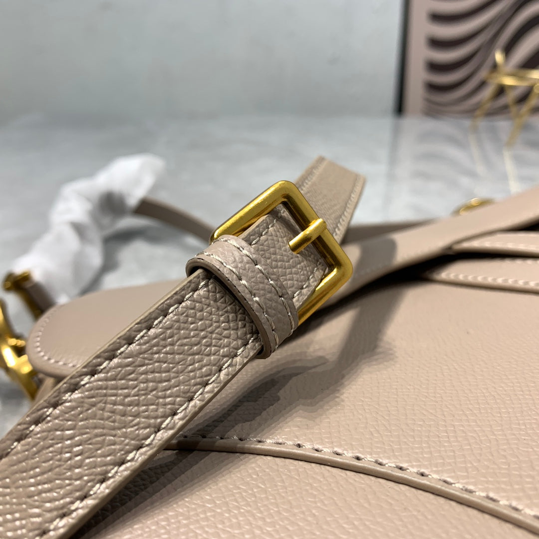 CD-Satteltaschenriemen aus warmem, taupefarbenem, genarbtem braunem Kalbsleder