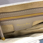 CD-Satteltaschenriemen aus warmem, taupefarbenem, genarbtem braunem Kalbsleder