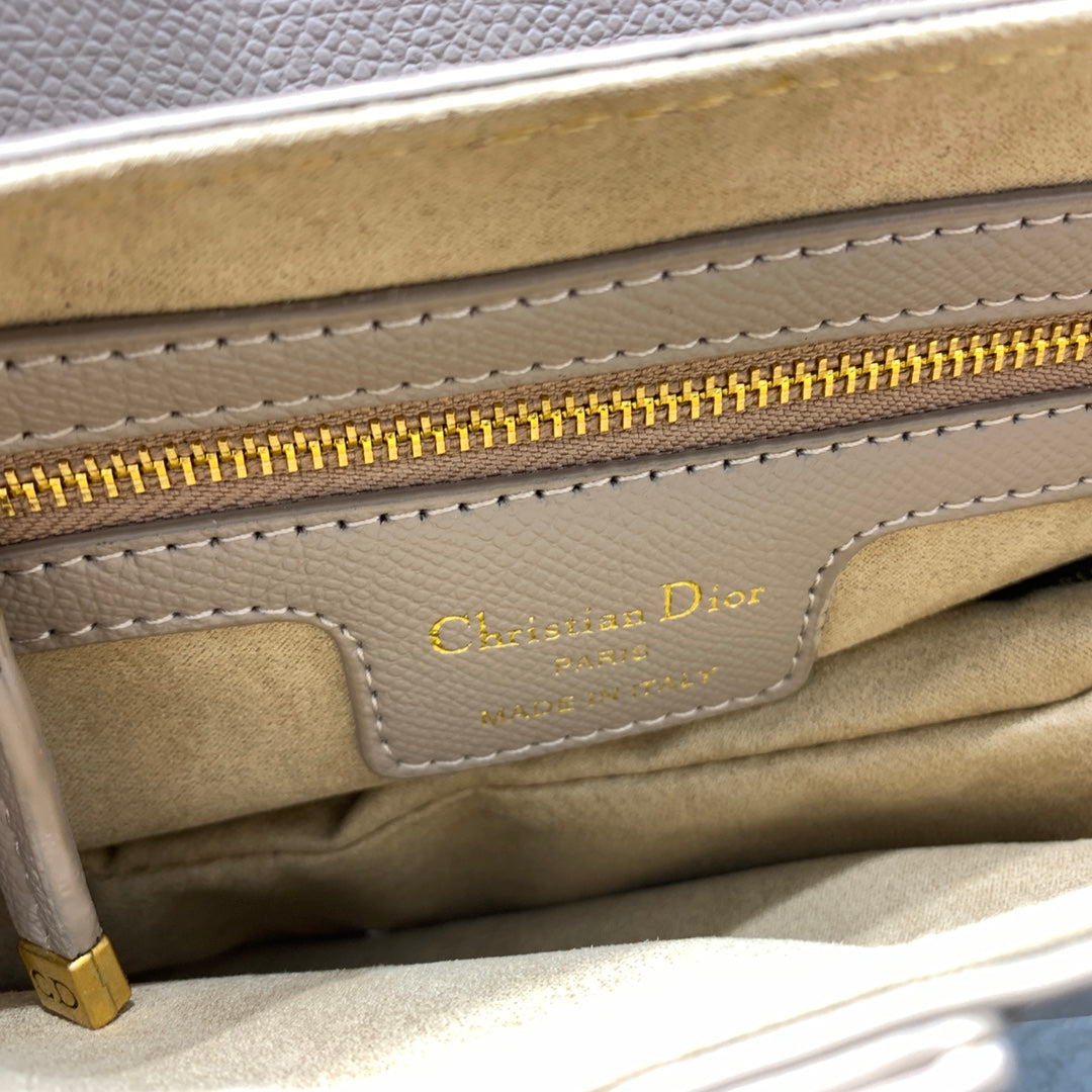 CD-Satteltaschenriemen aus warmem, taupefarbenem, genarbtem braunem Kalbsleder