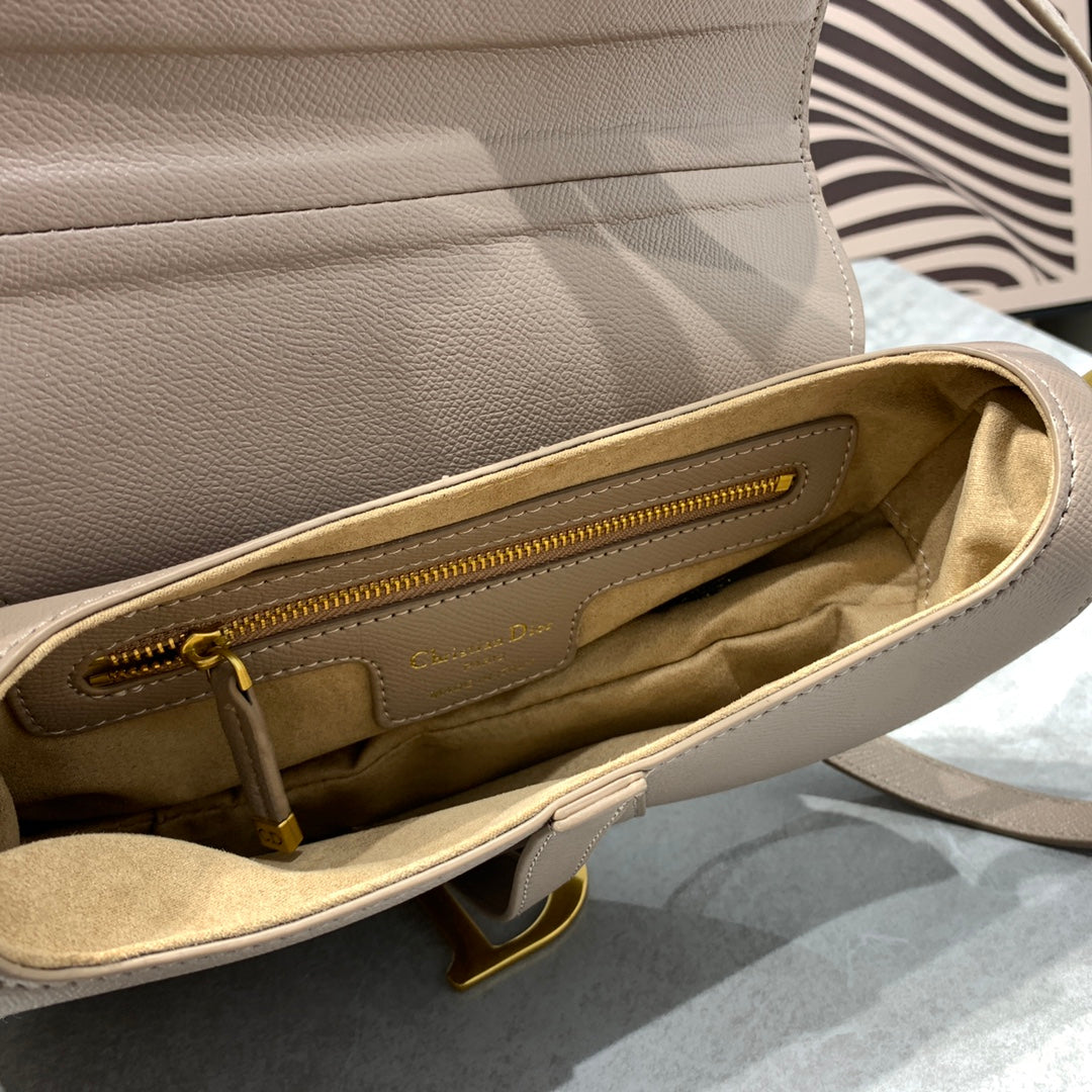 CD-Satteltaschenriemen aus warmem, taupefarbenem, genarbtem braunem Kalbsleder