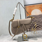 CD-Satteltaschenriemen aus warmem, taupefarbenem, genarbtem braunem Kalbsleder