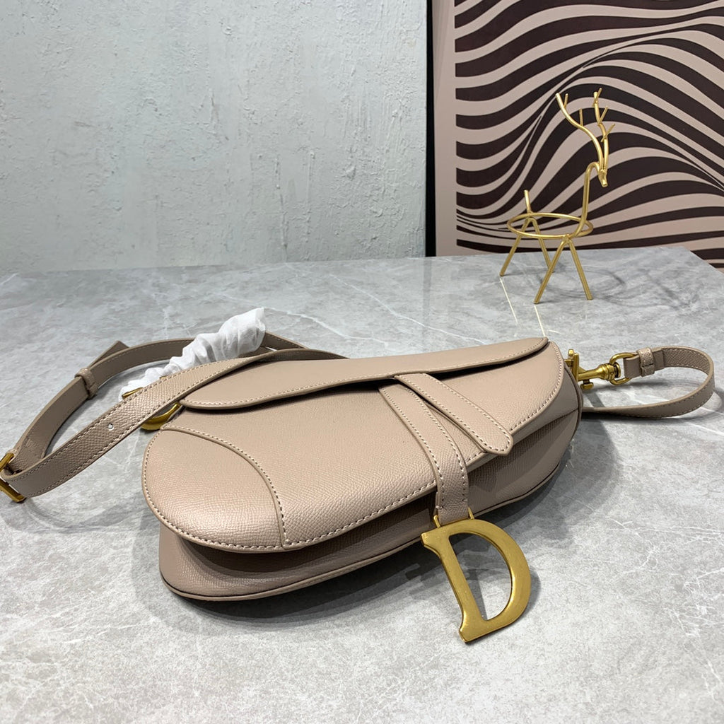 CD-Satteltaschenriemen aus warmem, taupefarbenem, genarbtem braunem Kalbsleder