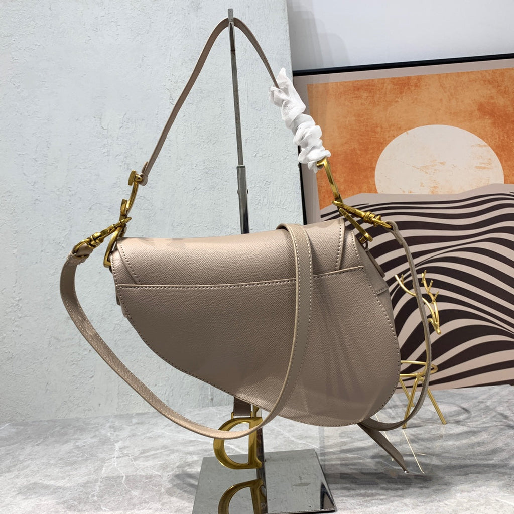 CD-Satteltaschenriemen aus warmem, taupefarbenem, genarbtem braunem Kalbsleder