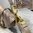 CD-Satteltaschenriemen aus warmem, taupefarbenem, genarbtem braunem Kalbsleder