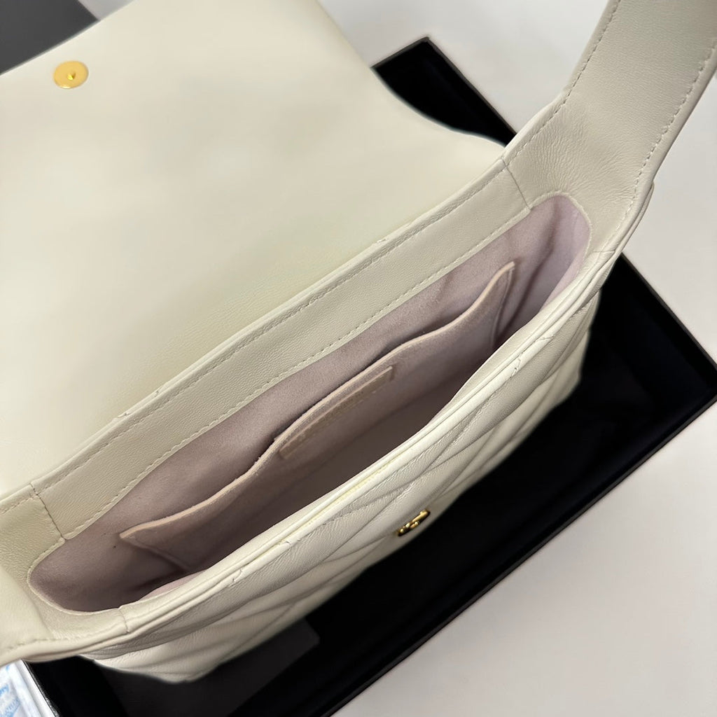 LE 5 À 7 HANDTASCHE 24 AUS WEISSEM LAMMFELL