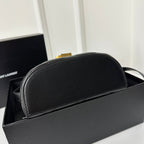 Schwarze, gesteppte Lammleder-Boxtasche mit goldenem Logo, 19. Juni