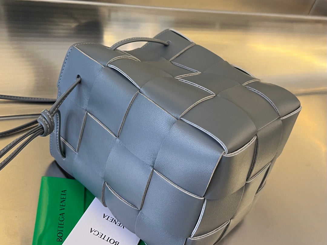 KLEINER KASSETTEN-BUCKET 18 IN DAVY'S GRAUES KALBSLEDER