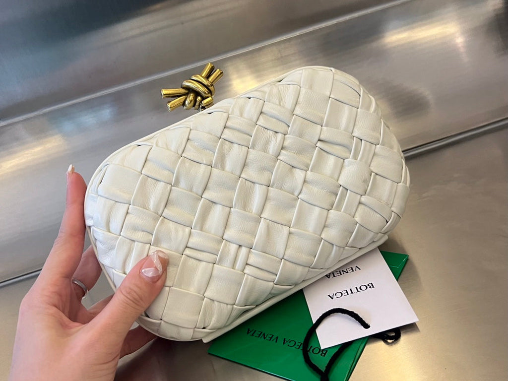 KNOTEN 19 IN WEISSEM LAMMFELL