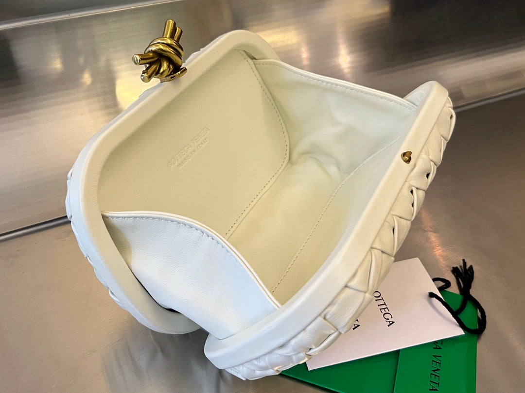 KNOTEN 19 IN WEISSEM LAMMFELL