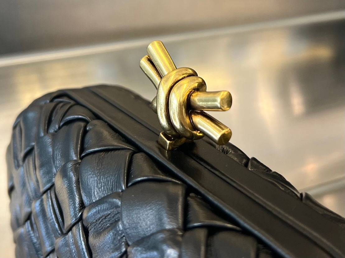 KNOT 19 IN SCHWARZEM LAMMLEDER