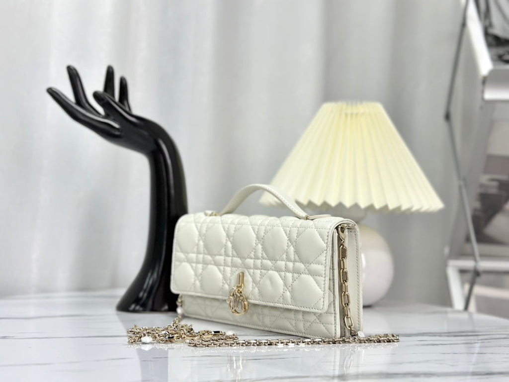 LADY 21 KETTENTASCHE AUS WEISSEM LAMMLEDER