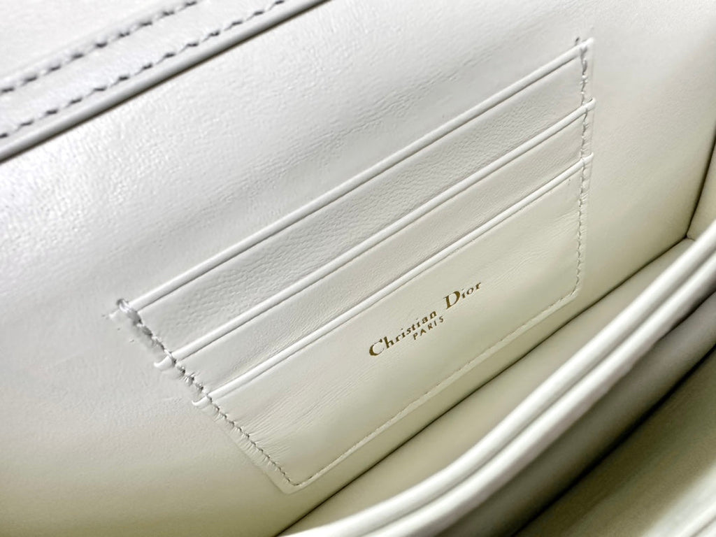 LADY 21 KETTENTASCHE AUS WEISSEM LAMMLEDER