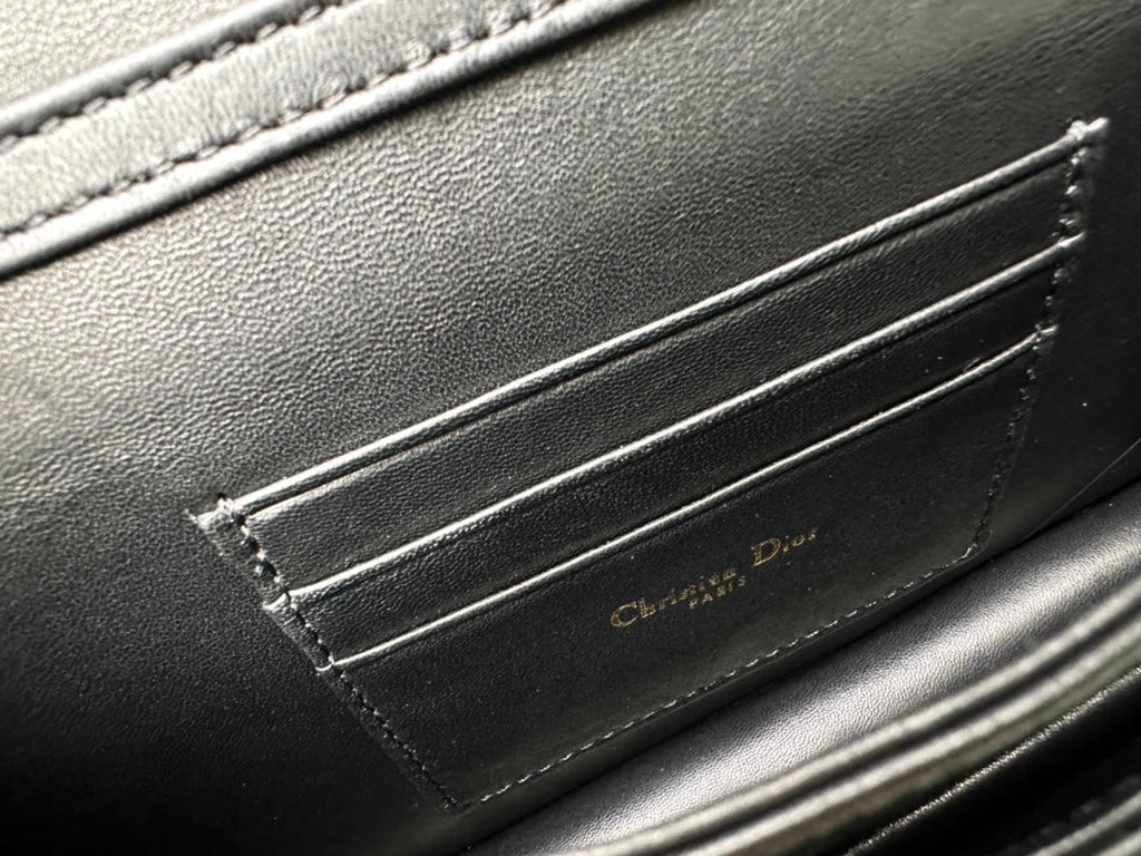 DAMEN-KETTENTASCHE 21 IN SCHWARZEM LAMMLEDER