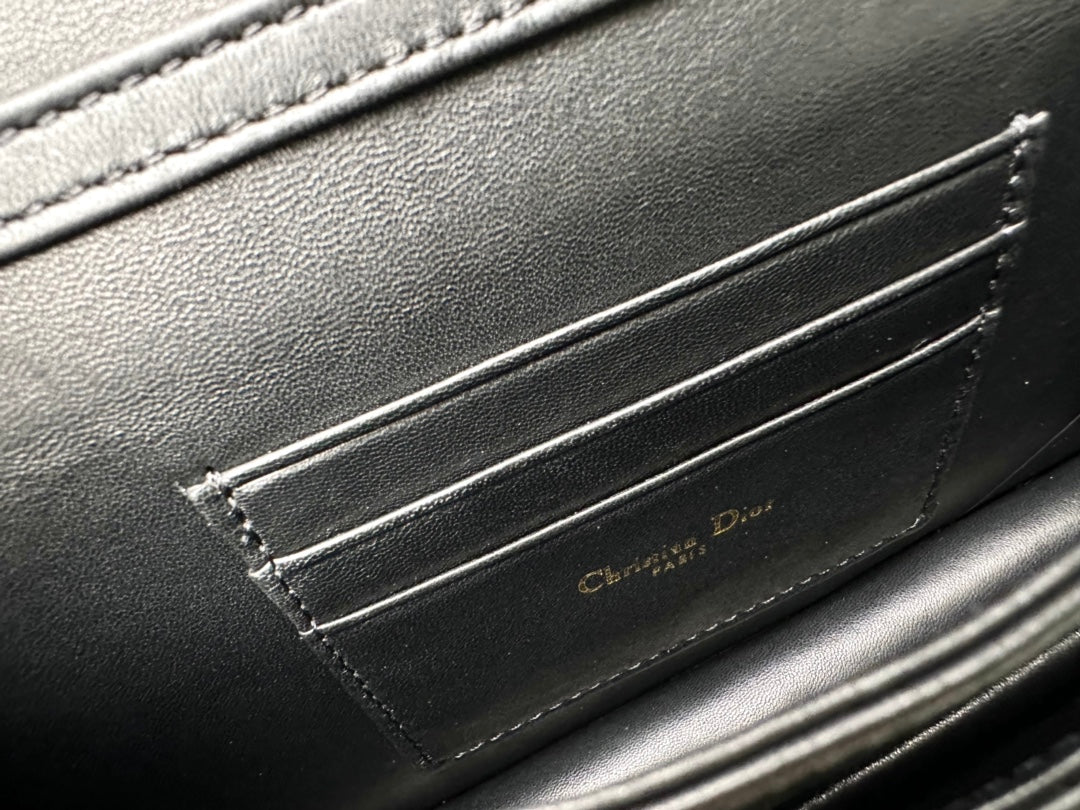 DAMEN-KETTENTASCHE 21 IN SCHWARZEM LAMMLEDER