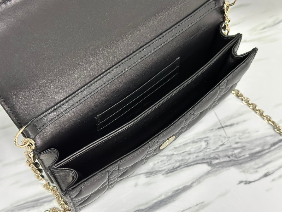 DAMEN-KETTENTASCHE 21 IN SCHWARZEM LAMMLEDER